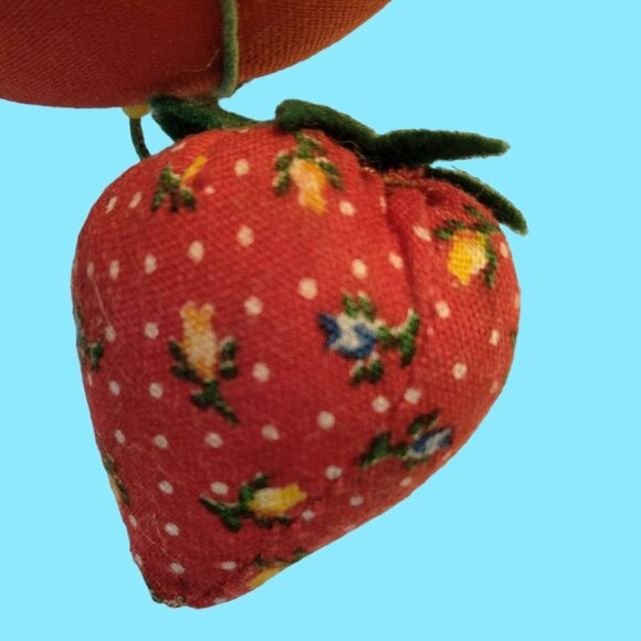 Vintage Tomato Shaped Pin Cushion Strawberry Pins Safety Pins Vintage Grannycore - Picture 5 of 13